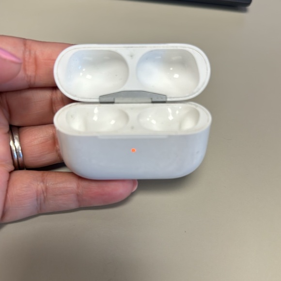 AirPods Pro MagSafe charging case, no AirPods - Picture 3 of 4